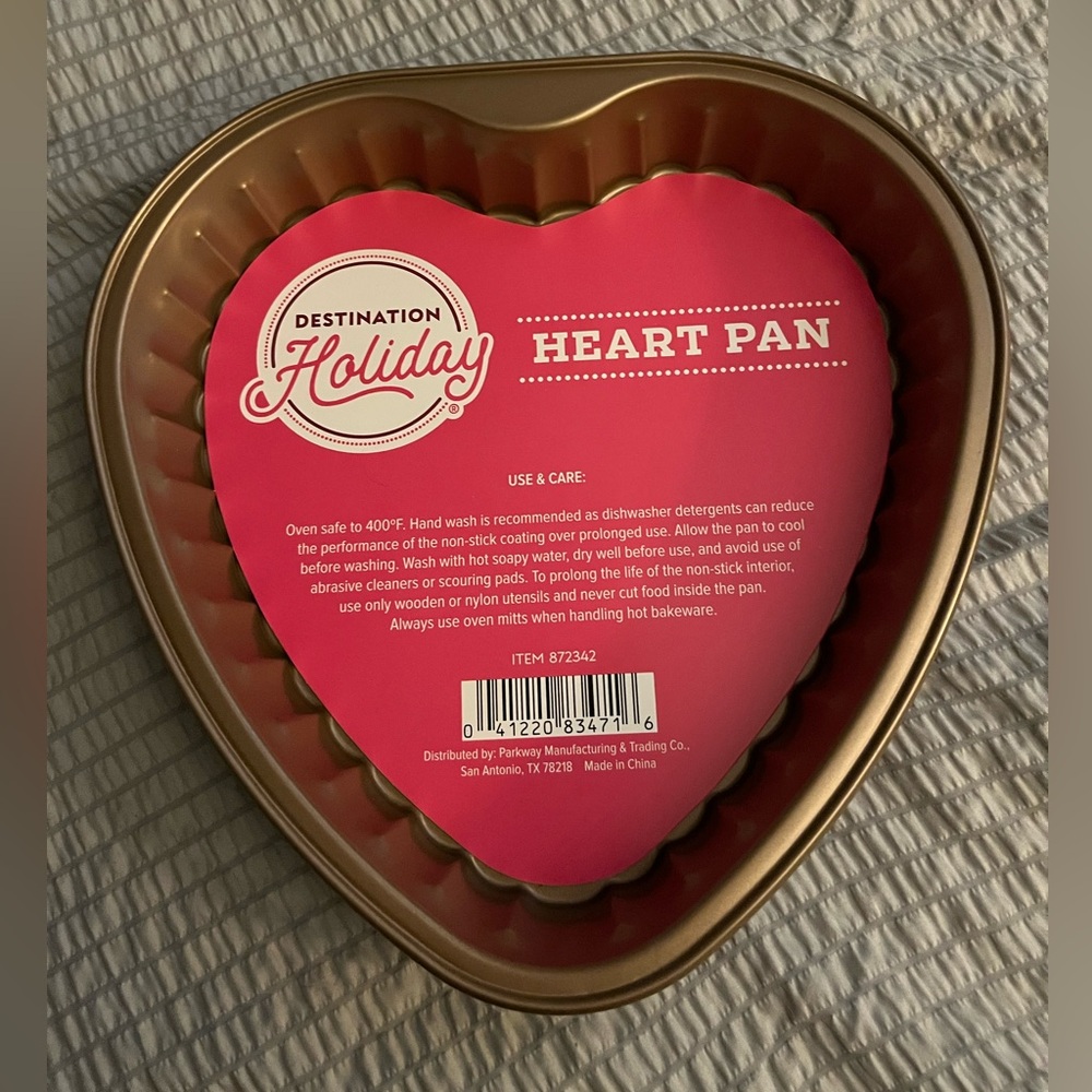 Destination Holiday heart-shaped cake pan NWT